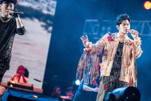 周杰伦演唱会一票难求，天价黄牛票与合影引争议，经纪公司紧急发声